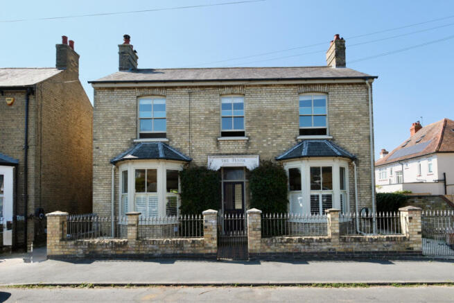 4 bed property, in Kings Road, £700,000