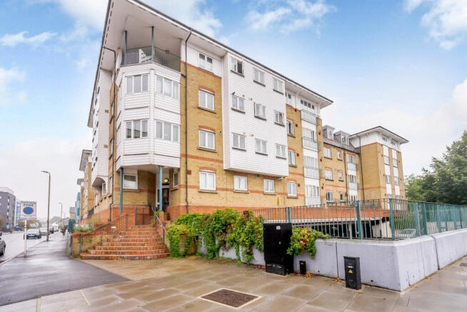 2 bed property, in Homesdale Road, £270,000