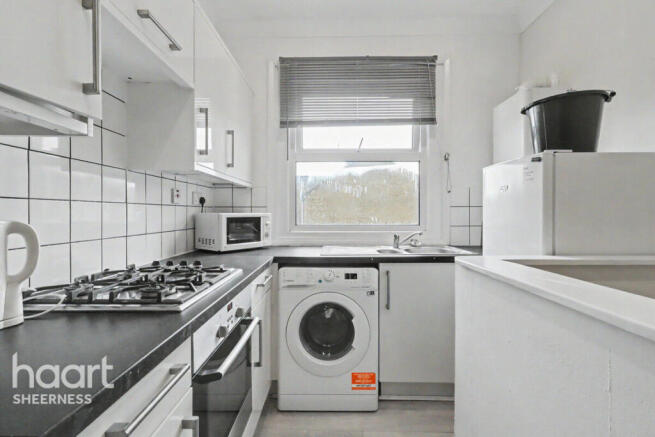1 bed property, in Winstanley Road, £100,000
