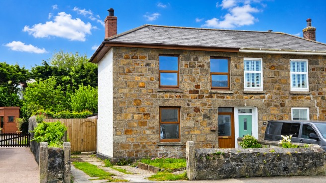 2 bed property, in Illogan Highway, £210,000