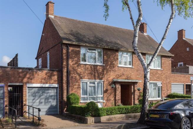 2 bed property, in Courtenay Road, £425,000