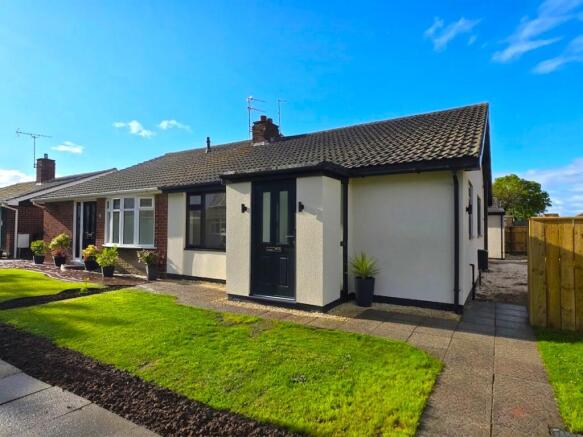 2 bed property, in Helmsley Lawn, £215,000