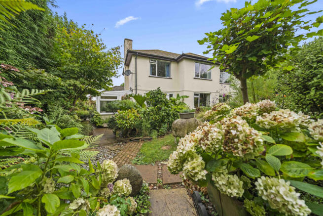 4 bed property, in Chillington, £550,000