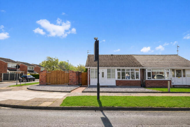 2 bed property, in Stoops Lane, £210,000