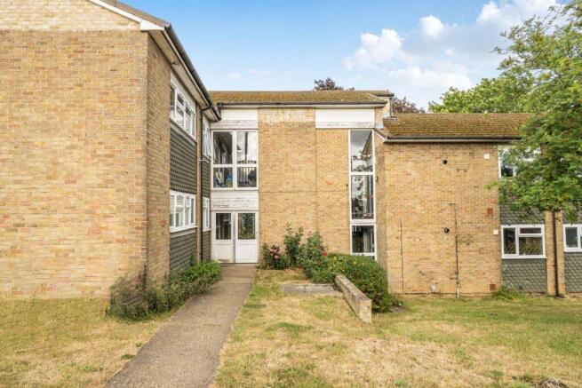 2 bed property, in Farleigh Lane, £130,000