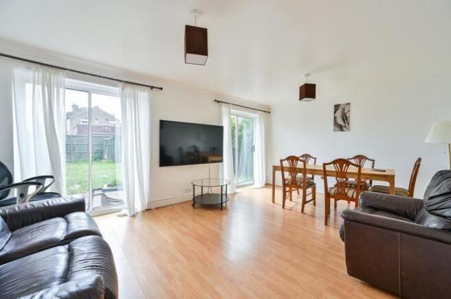 2 bed property, in Rutland Park, £320,000