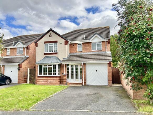 4 bed property, in Deer Park Drive, £425,000