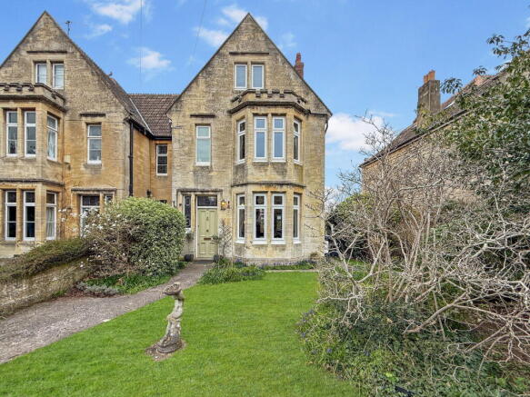 5 bed property, in Magnolia Lodge, £650,000