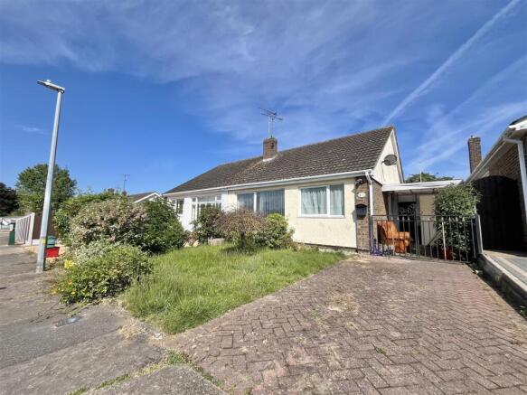 2 bed property, in Cypress Close, £190,000