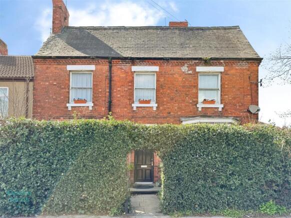 5 bed property, in Queen Street, £280,000