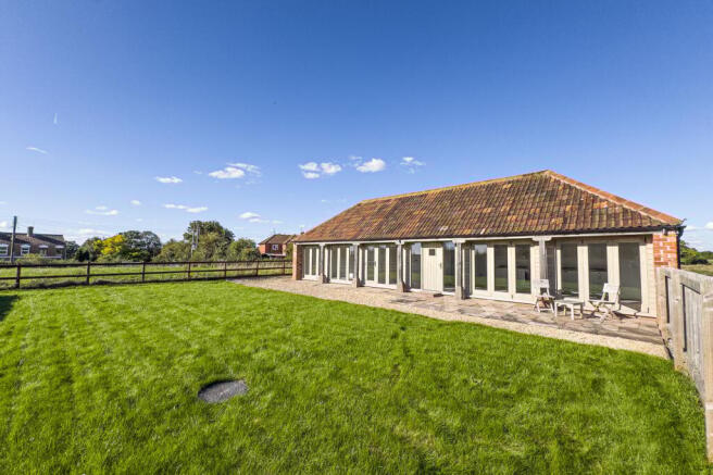 2 bed property, in Vinecroft, £430,000