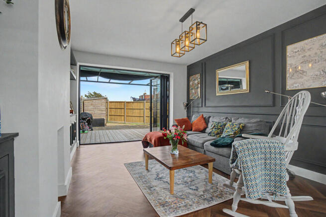 5 bed property, in Brambledean Road, £550,000