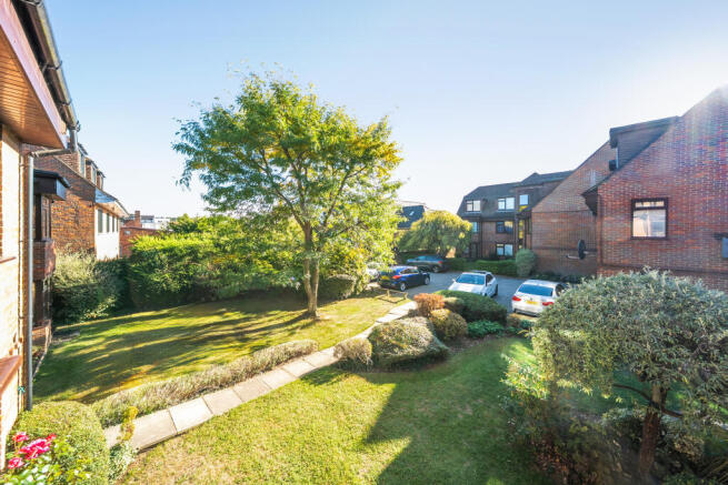 2 bed property, in Cambridge Road, £460,000