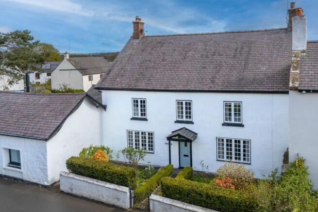 5 bed property, in Cilcain, £600,000
