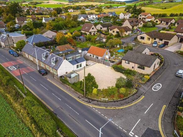 5 bed property, in Cupar Road, £400,000