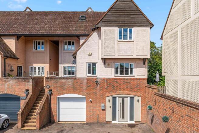 5 bed property, in High Street, £600,000