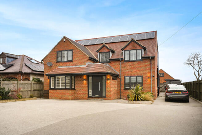 5 bed property, in Merrybent, £950,000