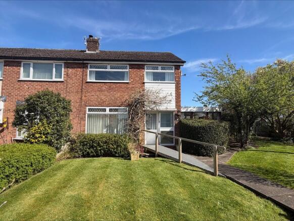 3 bed property, in Green Park, £220,000