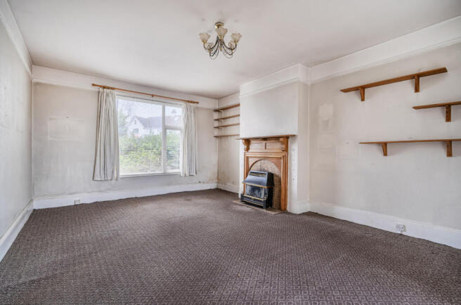4 bed property, in Conway Crescent, £140,000