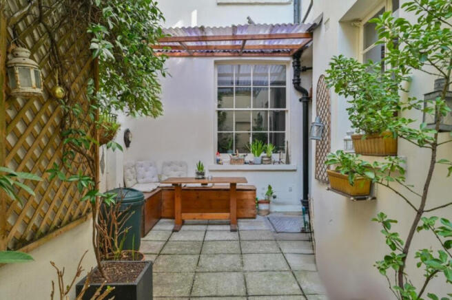 1 bed property, in Sussex Gardens, £685,000