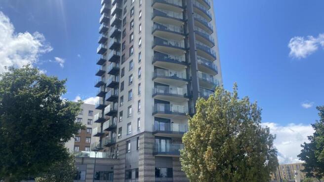 2 bed property, in Flat 22 The Peninsula, £169,500