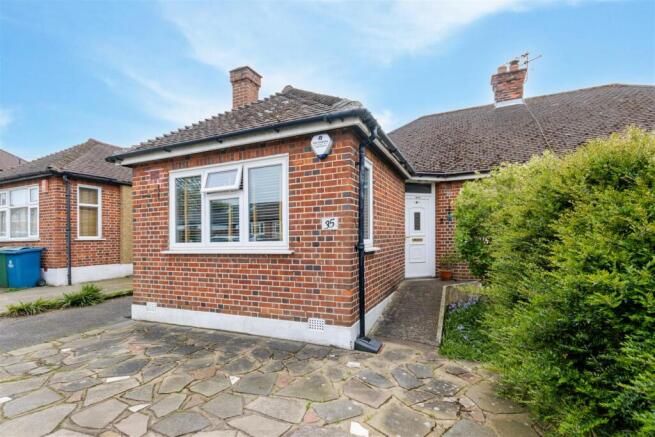 2 bed property, in Eastern Avenue, £550,000