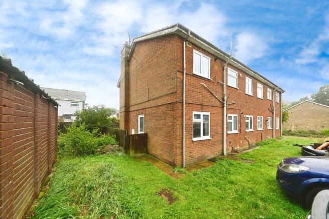 2 bed property, in Woodside, £100,000