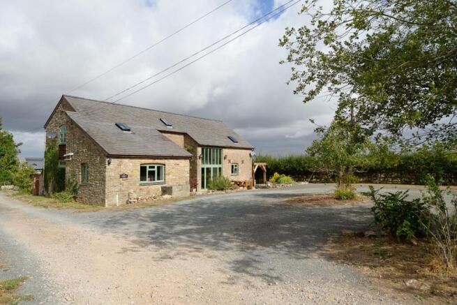 4 bed property, in Windsong Barn, £585,000