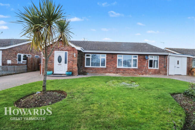 4 bed property, in Beach Road, £300,000