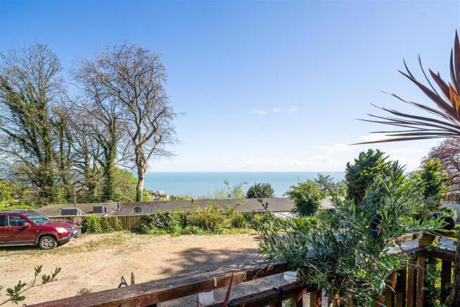 2 bed property, in Sea Views - Ocean View Road, £125,000