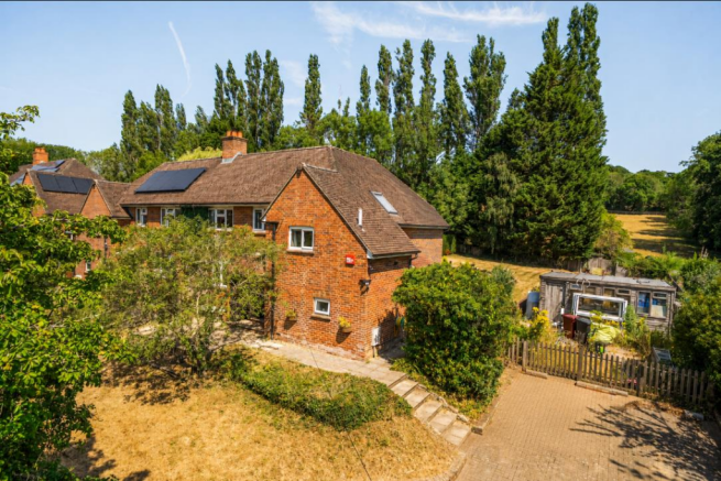4 bed property, in Fernhurst, £695,000