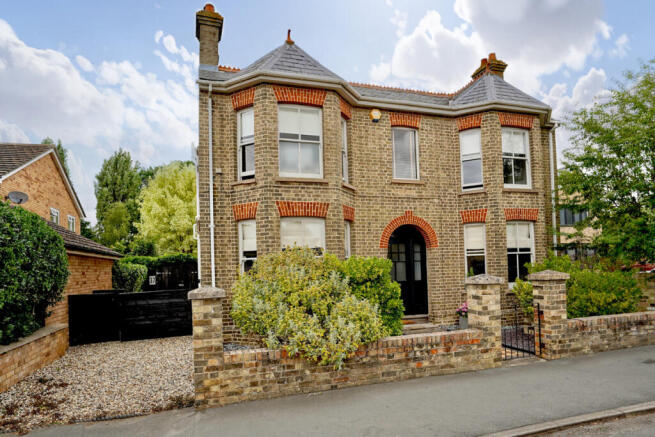 5 bed property, in Kings Road, £975,000