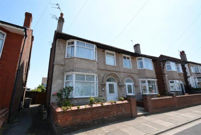 3 bed property, in Cliff Road, £230,000