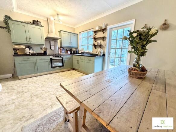 2 bed property, in High Street, £225,000