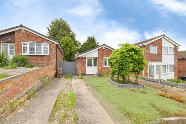 2 bed property, in Hatherleigh Road, £200,000