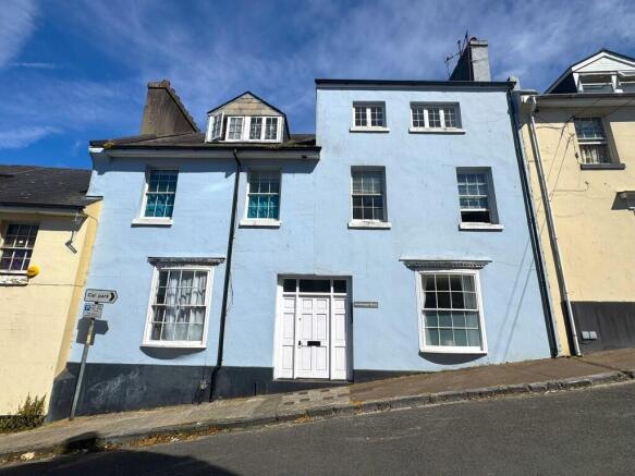 1 bed property, in Warren Hill, £75,000