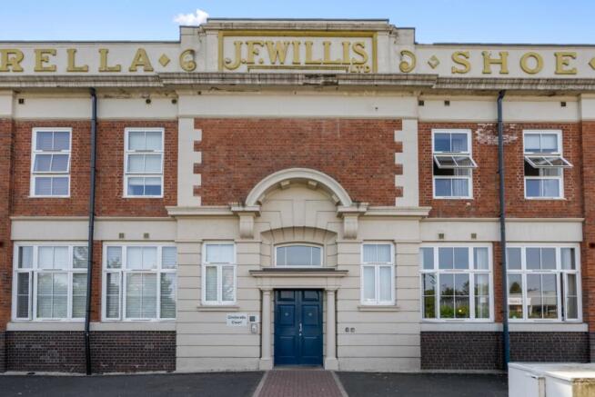 2 bed property, in Cinderella Court, £175,000