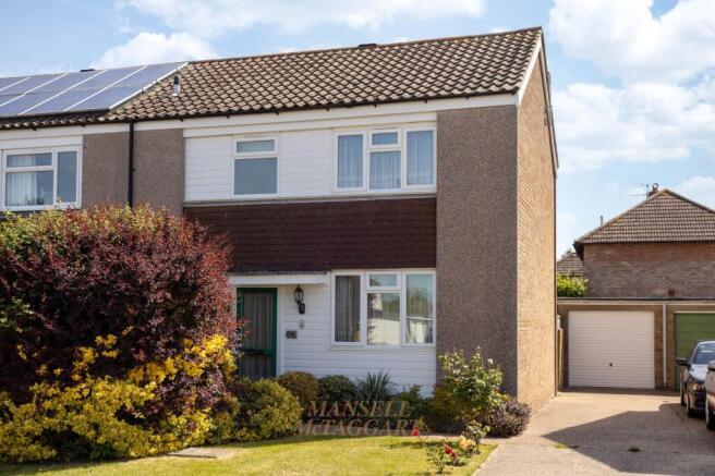 3 bed property, in Manor Drive, £400,000