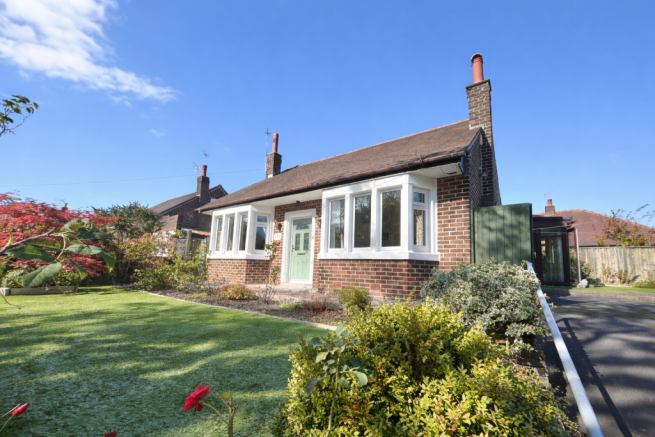 2 bed property, in Poulton Road, £270,000