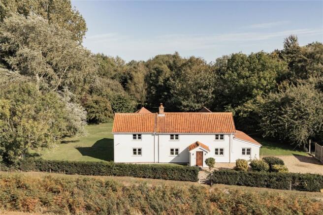 5 bed property, in Lower Road, £900,000