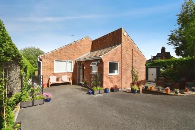 4 bed property, in Moorside View, £400,000
