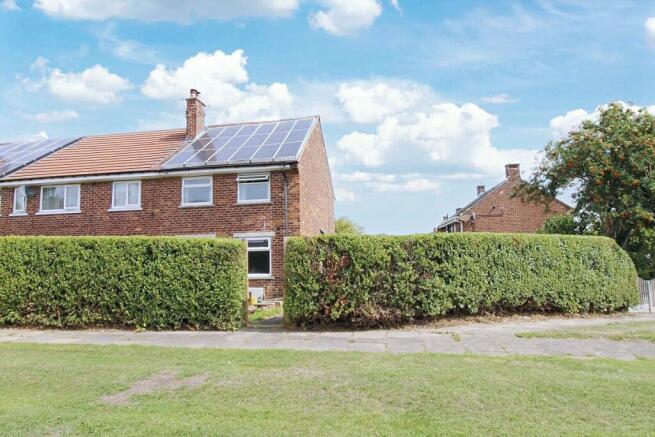 3 bed property, in Fox Close, £140,000