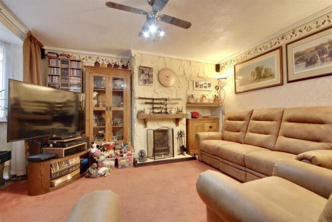 3 bed property, in Middle Park Way, £230,000