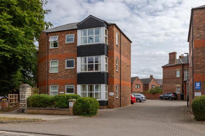 2 bed property, in South Parade, £140,000