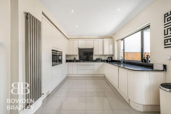 4 bed property, in Grasmere Gardens, £800,000