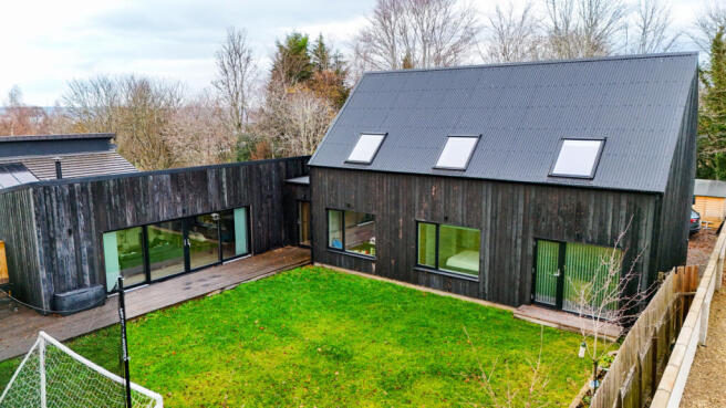 6 bed property, in Tower Lane East, £550,000