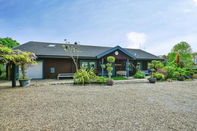 5 bed property, in Wormegay Road, £600,000