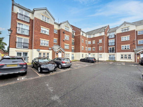 2 bed property, in Albert Court, £84,950