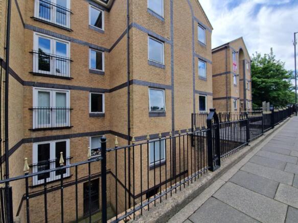 2 bed property, in Flat 3 Pavilions Court, £35,000