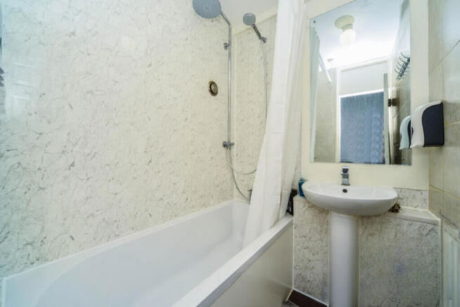 2 bed property, in Dartford Street, £270,000